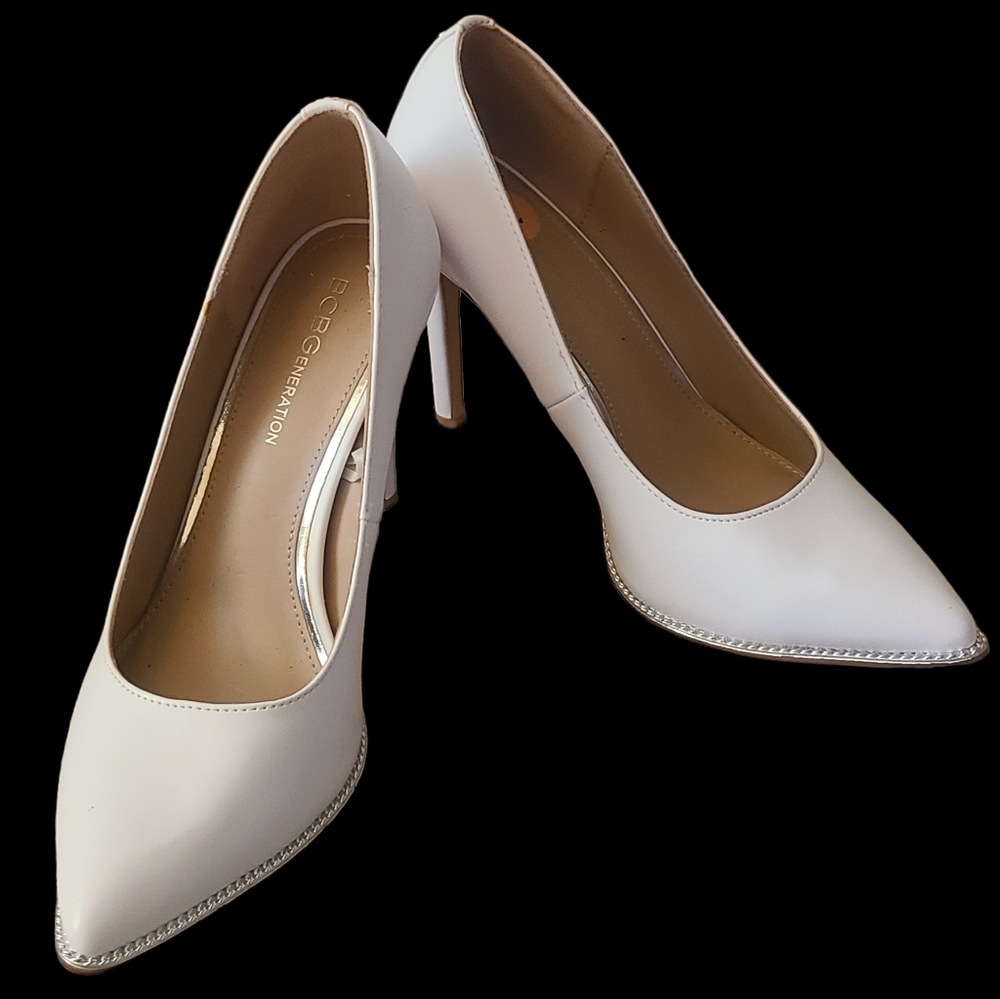 BCBGeneration Harlia White size 7 silver Deco chain Pump